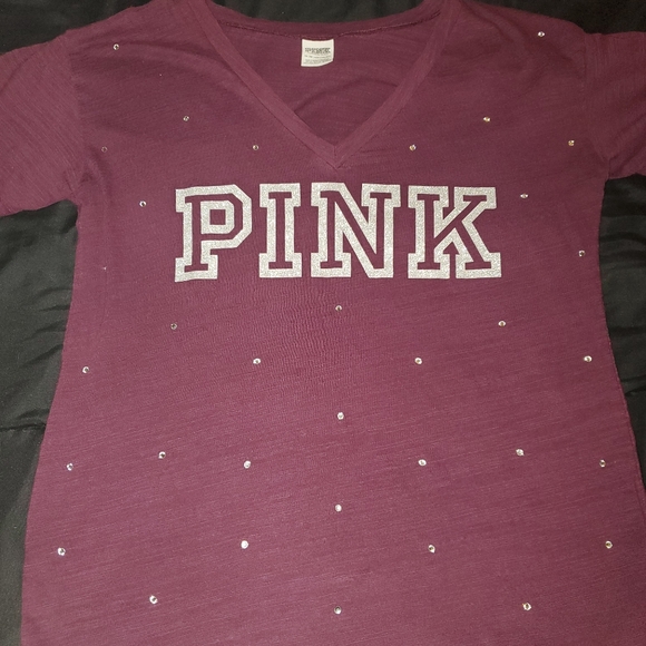 Maroon vs pink t-shirt - Picture 1 of 1